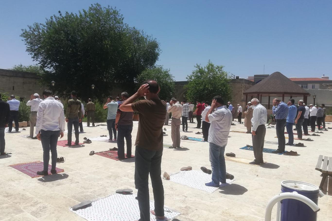 Nusaybinli vatandaşlar aylar sonra cemaatle namaz kıldı